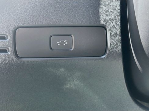 Used 2025 Volvo XC40 B5 Plus AWD/4WD image 17