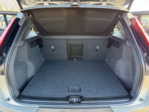 Used 2022 Volvo XC40 T5 Momentum image 19