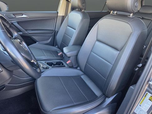 Used 2018 Volkswagen Tiguan SE w/ Panoramic Sunroof Package image 11