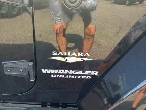 Used 2015 Jeep Wrangler Unlimited Sahara w/ Connectivity Group AWD/4WD image 18