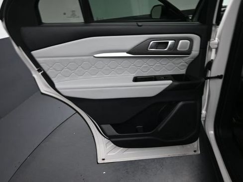 Certified 2025 Ford Explorer Platinum w/ Ultimate Package AWD/4WD image 24