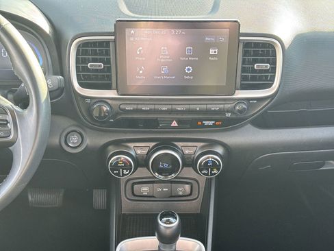 Used 2024 Hyundai Venue SEL image 30