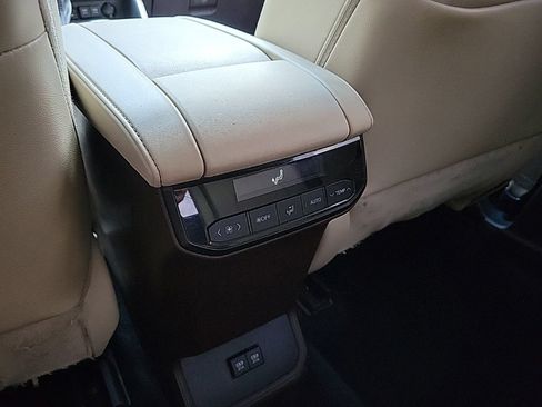 Used 2021 Toyota Highlander XLE AWD/4WD image 19