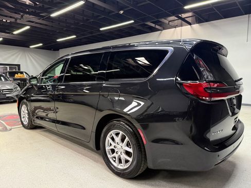 Used 2023 Chrysler Pacifica Touring-L image 16