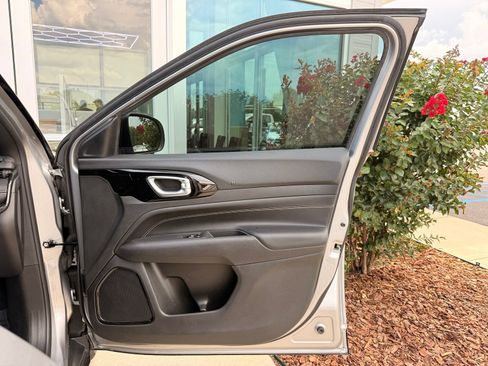 Used 2023 Jeep Compass Latitude AWD/4WD image 20