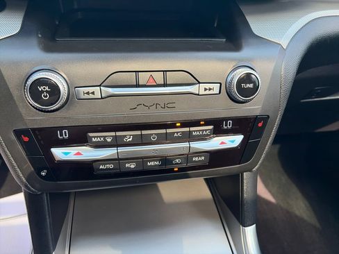 Used 2020 Ford Explorer XLT w/ Equipment Group 202A AWD/4WD image 22