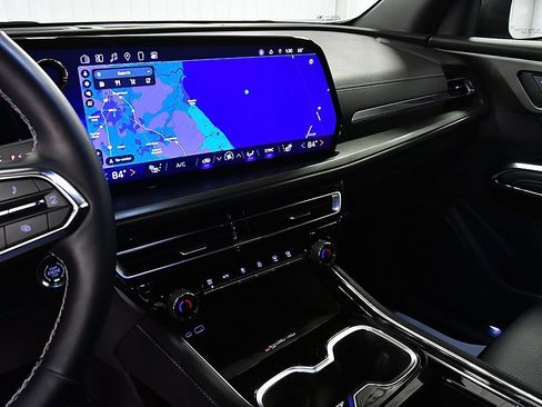 Used 2025 Chevrolet Traverse LT image 20