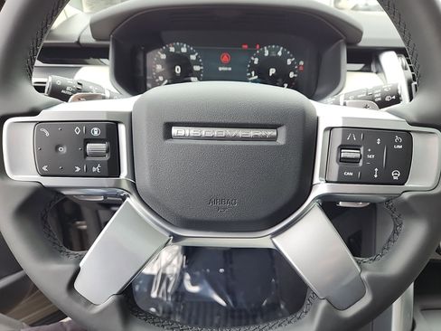 Used 2025 Land Rover Discovery S image 18