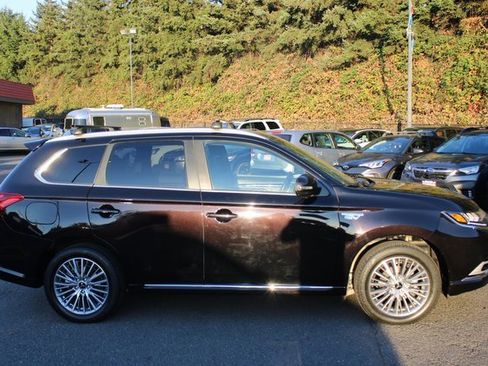 Used 2022 Mitsubishi Outlander LE image 2
