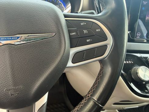 Used 2018 Chrysler Pacifica Touring-L w/ Premium Audio Group FWD image 17