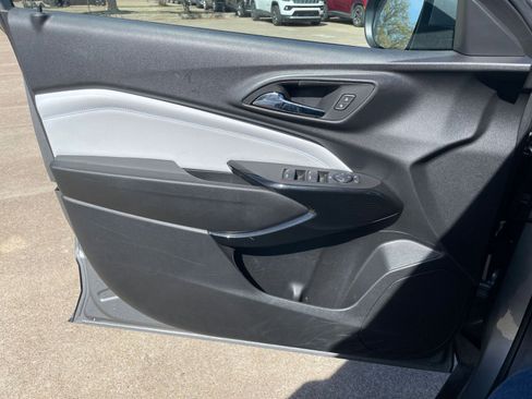 Used 2025 Chevrolet Trax LT w/ LT Convenience Package image 18