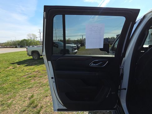 Used 2023 Chevrolet Suburban Premier image 12