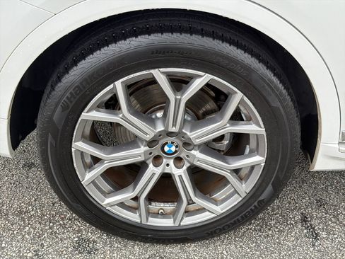 Used 2022 BMW X7 xDrive40i w/ Premium Package AWD/4WD image 17