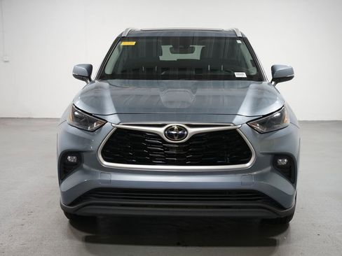 Used 2022 Toyota Highlander XLE image 2
