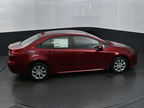 Used 2025 Toyota Corolla LE image 32