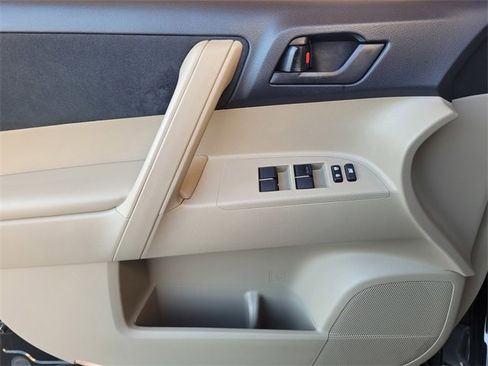 Used 2013 Toyota Highlander FWD image 22