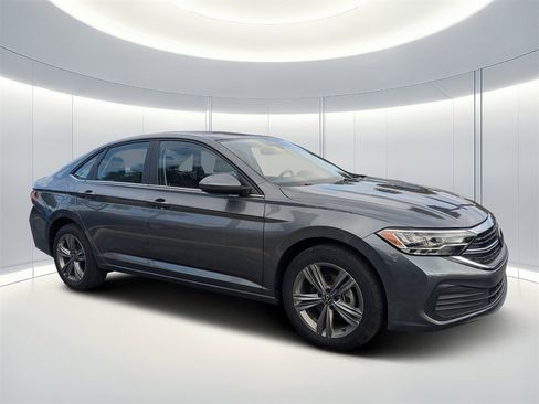 Used 2024 Volkswagen Jetta SE image 1