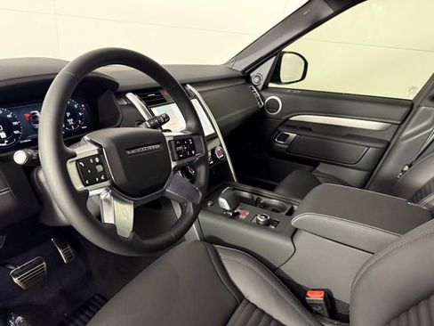 Certified 2025 Land Rover Discovery Dynamic SE image 34