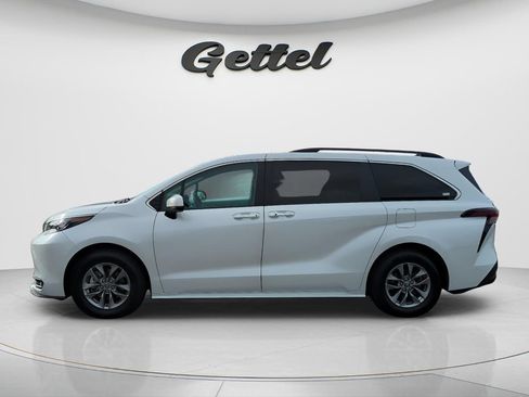 Used 2025 Toyota Sienna XLE FWD image 8