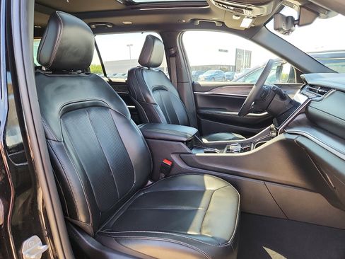 Used 2024 Jeep Grand Cherokee L Limited w/ Luxury Tech Group II AWD/4WD image 15