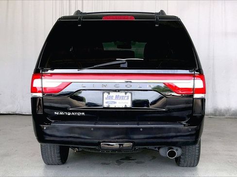 Used 2017 Lincoln Navigator Select RWD image 3