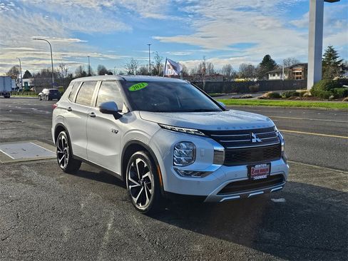 Used 2023 Mitsubishi Outlander SE image 3