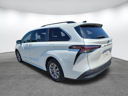 Certified 2023 Toyota Sienna XLE FWD image 7