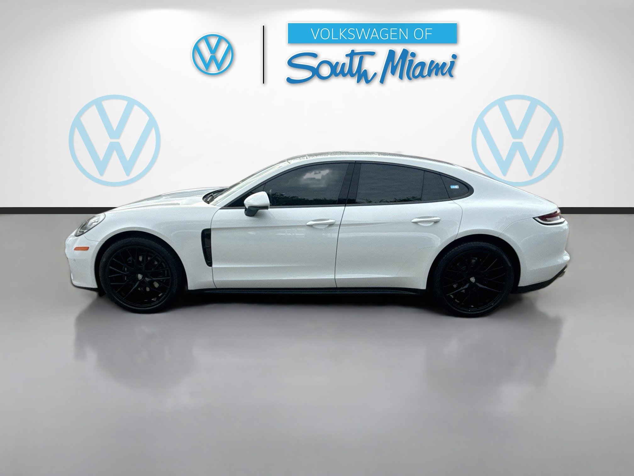 Used 2023 Porsche Panamera w/ Premium Package RWD image 4