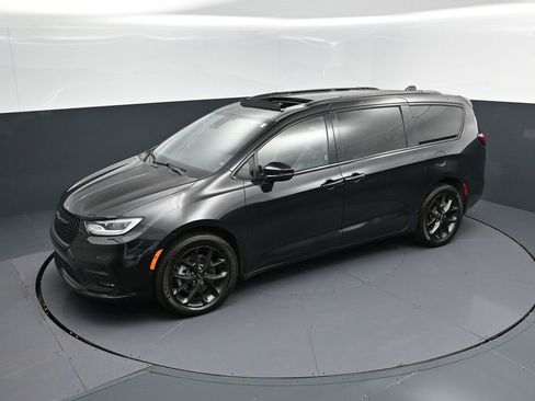 Used 2022 Chrysler Pacifica Limited w/ Uconnect Theater Family Group image 32