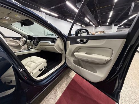Used 2018 Volvo XC60 T5 Momentum w/ Convenience Package image 31