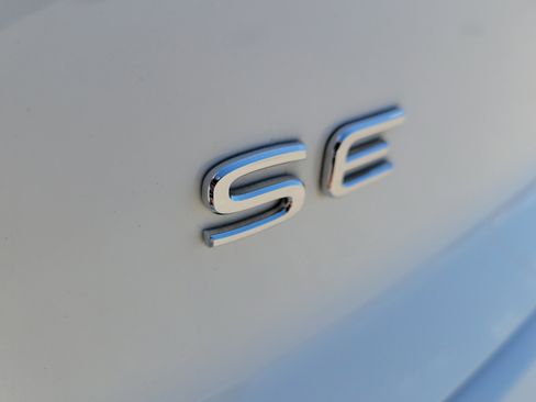 Used 2023 Volkswagen Atlas Cross Sport SE image 11