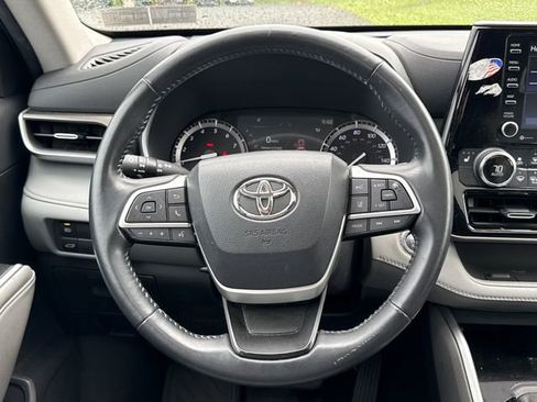 Used 2022 Toyota Highlander XLE AWD/4WD image 20