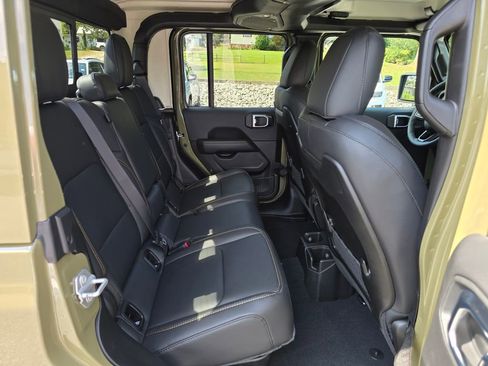 New 2025 Jeep Gladiator Sport image 22
