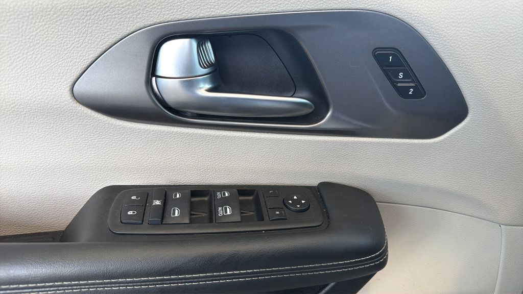 Used 2024 Chrysler Pacifica Touring-L FWD image 24