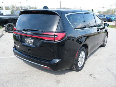 Used 2024 Chrysler Pacifica Touring-L FWD image 7