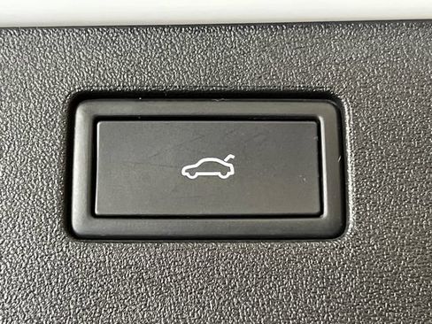 Certified 2025 Volkswagen Tiguan SE FWD image 6