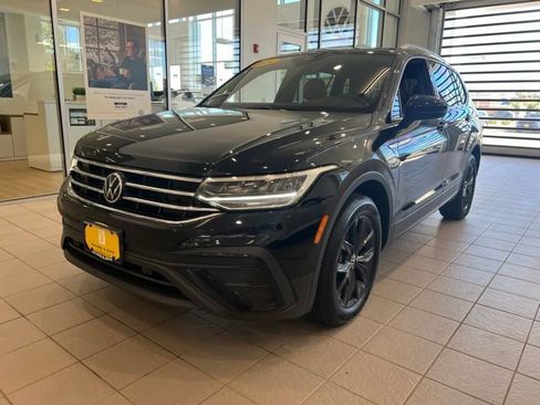 Used 2024 Volkswagen Tiguan SE AWD/4WD image 3