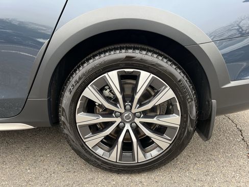 Used 2025 Volvo V90 B6 Cross Country Plus image 41