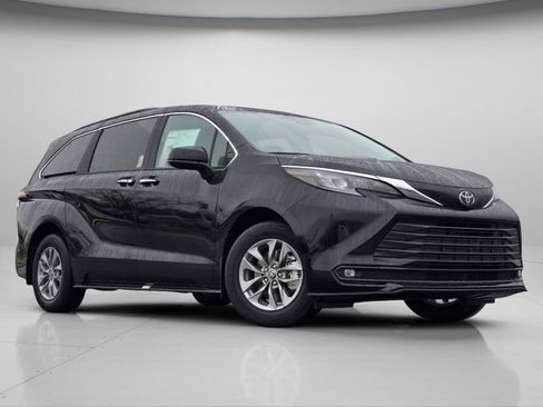 New 2026 Toyota Sienna XLE image 2