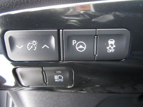 Used 2020 Toyota Prius XLE image 23