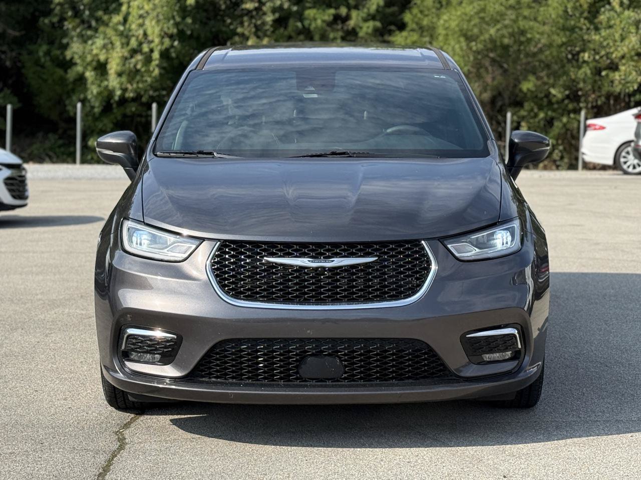 Used 2023 Chrysler Pacifica Touring FWD image 3
