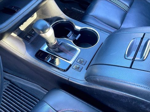 Used 2019 Toyota Highlander AWD V6 image 11