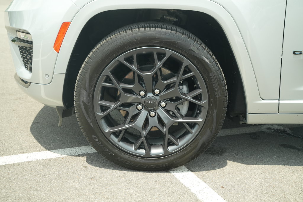 Used 2023 Jeep Grand Cherokee Summit AWD/4WD image 12
