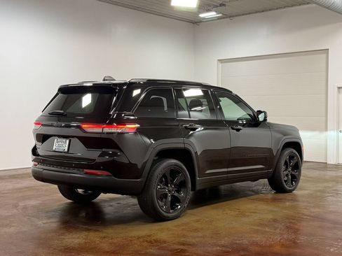 Used 2024 Jeep Grand Cherokee Altitude AWD/4WD image 24