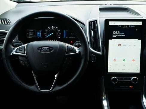 Used 2024 Ford Edge Titanium image 28