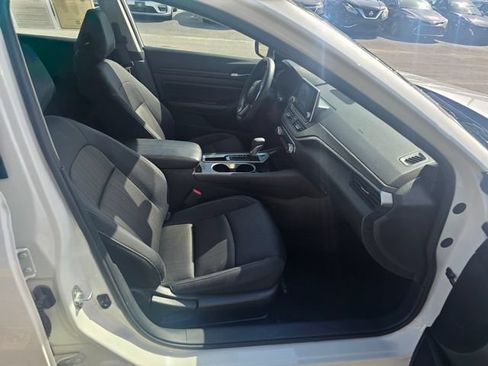 Used 2024 Nissan Altima 2.5 SV FWD image 40
