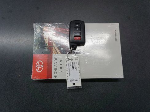 Used 2019 Toyota Highlander SE image 23