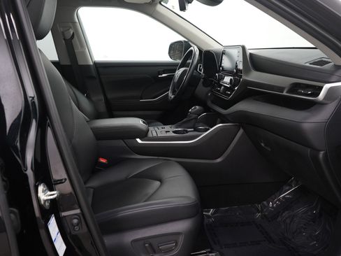 Used 2020 Toyota Highlander XLE image 13