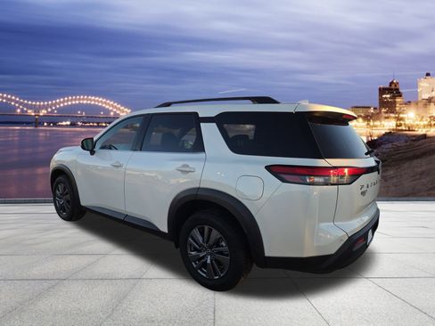 Used 2024 Nissan Pathfinder SV image 3