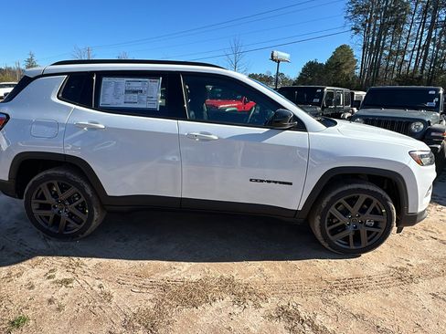 New 2026 Jeep Compass Latitude image 7